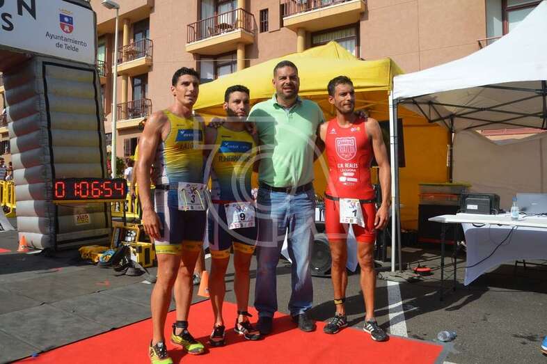 Los tres primeros clasificados masculinos con el concejal de Deportes, Diego Ojeda (Foto TA)